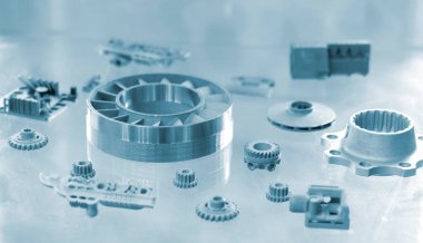 Metal Jet teknolojisi kullanılarak metal tozundan 3D yazıcıya basılmış bir nesne. Ayrıntılı detaylar. Metal Jet. 3D baskılı metal parçaları. Modern 3D baskı, katkı maddesi üretim teknolojileri