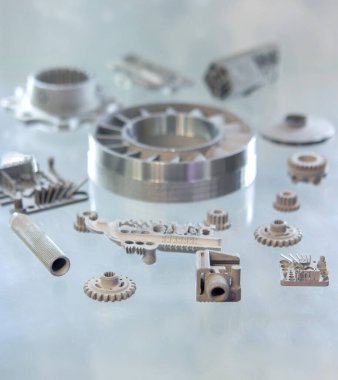 Metal Jet teknolojisi kullanılarak metal tozundan 3D yazıcıya basılmış bir nesne. Ayrıntılı detaylar. Metal Jet. 3D baskılı metal parçaları. Modern 3D baskı, katkı maddesi üretim teknolojileri
