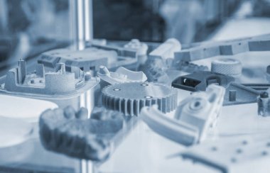 Erimiş plastik tozundan üç boyutlu yazıcıya çeşitli nesneler basılmış. Erimiş gri poliyamid tozundan 3 boyutlu yazıcıya basılmış farklı modeller. Yeni katkı maddesi 3D baskı Çok Jet Füzyon MJF teknolojisi