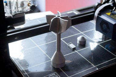 3D yazıcıya basılmış roket uçlu prototip modeli. Kuyruk yüzgeçleri modelleri, 3D yazıcının masaüstündeki erimiş plastikten 3 boyutlu yazıcıya basılmış kuyruk konisi. Yeni modern yenilikçi baskı teknolojisi