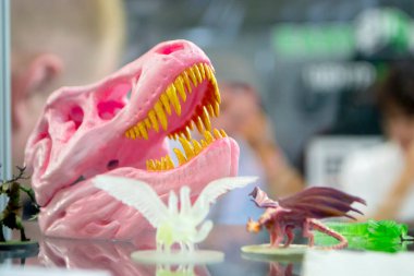 Üç boyutlu yazıcıya yakın plan polimerden basılmış kuş şeklinde detaylı modeller. 3D yazdırma metodunu kullanarak 3D yazıcı tarafından oluşturulan detaylı nesne. Konsept 3 boyutlu baskı. SLA yazdırma teknolojisi