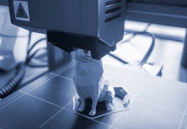 3D yazıcı yakın plan. 3D yazıcının çalışma süreci. Erimiş plastikten 3 boyutlu yazıcı nesnesi. 3D yazıcı, bir Extruder 'dan sıvı plastik akışı ile model oluşturuyor. Yazdırma teknolojisi