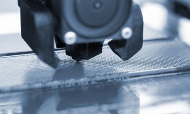 3D yazıcı kapat. 3D yazıcıyı çalıştırıyorum. 3D yazıcıda yazdırma işlemi. 3D yazıcı erimiş plastikten bir nesne yaratıyor.