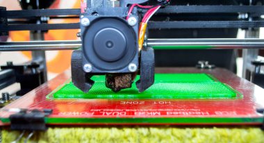 3D yazıcı bir model basıyor. Erimiş plastikten bir model yazdırma işlemi sırasında bir 3D yazıcının ekipmanı