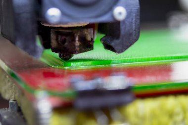 3D yazıcı kapat. 3D yazıcıyı çalıştırıyorum. 3D yazıcıda yazdırma işlemi. 3D yazıcı erimiş plastikten bir nesne yaratıyor.