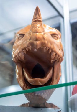 Sanat eseri 3D yazıcıya yazdırıldı. Hayvan gergedan dinozor kafası kahverengi renk prototipi. Erimiş plastiğin yakın çekiminden 3D yazıcıya basılmış. Yeni modern yenilikçi baskı teknolojisi kavramı