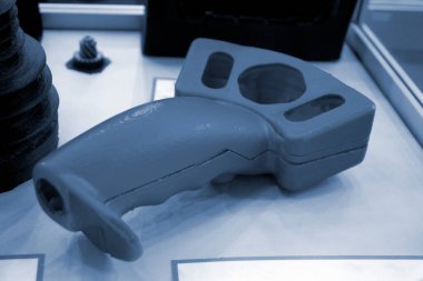 Birçok mavi detay 3D yazıcıya yakın plan basılmış. Erimiş plastikten 3 boyutlu baskı. FDM teknolojileri. Katkı sağlayan yenilikçi modern teknoloji. 3D baskı teknolojisi. Yenilik prototipi