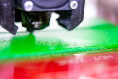 3D yazıcı kapat. 3D yazıcıyı çalıştırıyorum. 3D yazıcıda yazdırma işlemi. 3D yazıcı erimiş plastikten bir nesne yaratıyor.