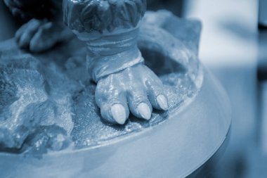 Erimiş plastikten basılmış 3 boyutlu sanat objesi prototipi. Büyük çivili pati modeli 3 boyutlu yazıcı yarattı. Yeni yenilik, modern 3D baskı teknolojisi. Katkı sağlayan yenilikçi teknoloji