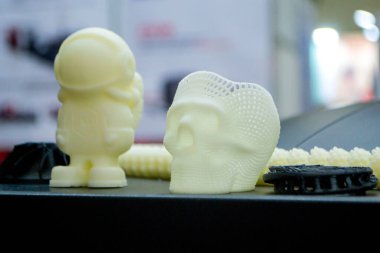 3 boyutlu yazıcı erimiş plastikten oyuncak prototipi basıyor. Erimiş plastiğin yakın planından 3 boyutlu yazıcıda oyuncak prototipi oluşturma süreci. Katkı sağlayan yeni yazıcı teknolojisi. Modern yazdırma