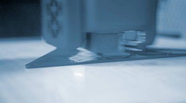 3D yazıcıda yazdırma işlemi. Üç boyutlu yazıcı erimiş plastik yakın plandan model yaratıyor. Erimiş plastik Extruder akışı ve üç boyutlu hacimli nesne oluşturur. Katkı teknolojileri