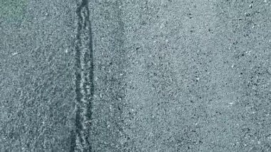 Kumsalda kumsalda yuvarlanan küçük deniz dalgalarının temiz şeffaf sularının soyut görüntüsü. Deniz dalgalarının gölgeleri ve kumlu zeminde su yüzeyinden parlayan güneş. Doğal arkaplan Mavi