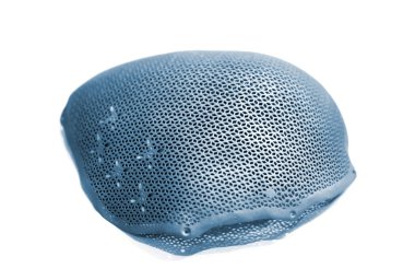 Beyaz arka planda izole edilmiş insan kafatası için titanyum kranyopatlar. Bireysel kraniyoplasti, biyoentegre titanyum tozunun 3 boyutlu yazıcısına yakın plan basılmış. Biyolojik uyumlu implantlar ve endoprotezler