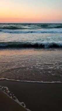 Deniz dalgaları kumsal kumsalı şafağı. Doğal arka plan. Dikey