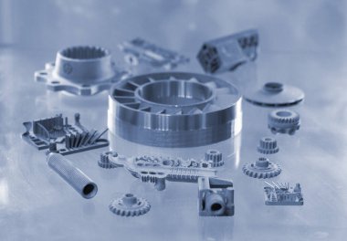 Metal Jet teknolojisi kullanılarak metal tozundan 3D yazıcıya basılmış bir nesne. Ayrıntılı detaylar. Metal Jet. 3D baskılı metal parçaları. Modern 3D baskı, katkı maddesi üretim teknolojileri