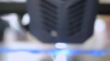 3D yazıcıda yazdırma işlemi. Erimiş plastiğin yakın çekiminden 3 boyutlu yazıcı nesnesi. 3D yazıcıda yaratıcı bir model oluşturuldu. Üç boyutlu baskının yeni modern teknolojileri. Bulanık arkaplan