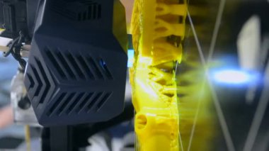 3D yazıcıda yazdırma işlemi. Erimiş plastiğin yakın çekiminden 3 boyutlu yazıcı nesnesi. 3D yazıcıda yaratıcı bir model oluşturuldu. Üç boyutlu baskının yeni modern katkı teknolojileri. Dikey