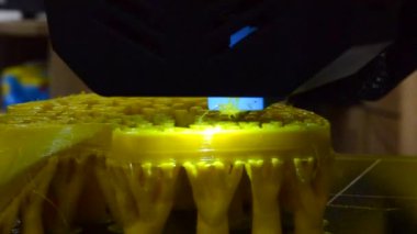 3D yazıcıda yazdırma işlemi. Erimiş plastiğin yakın çekiminden 3 boyutlu yazıcı nesnesi. 3D yazıcıda yaratıcı bir model oluşturuldu. Üç boyutlu baskının yeni modern teknolojileri. Katkı teknolojisi