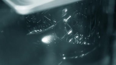 İşlem 3D yazıcı ile çalışıyor. Sıvı maddeden yakın plan 3 boyutlu baskı. Fotopolimer ultraviyole lazer altında sertleşti. Stereolitografi fotopolimerizasyonu. SLA. Katkı maddesi üretim teknolojisi