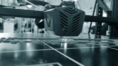 3D yazıcıda yazdırma işlemi. Erimiş plastiğin yakın çekiminden 3 boyutlu yazıcı nesnesi. 3D yazıcıda yaratıcı bir model oluşturuldu. Üç boyutlu baskının yeni modern teknolojileri. Katkı teknolojisi