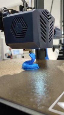 3D yazıcıda yazdırma işlemi. Erimiş plastiğin yakın çekiminden 3 boyutlu yazıcı nesnesi. 3D yazıcıda yaratıcı bir model oluşturuldu. Üç boyutlu baskının yeni modern katkı teknolojileri. Dikey