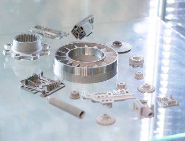 Metal Jet teknolojisi kullanılarak metal tozundan 3D yazıcıya basılmış bir nesne. Ayrıntılı detaylar. Metal Jet. 3D baskılı metal parçaları. Modern 3D baskı, katkı maddesi üretim teknolojileri