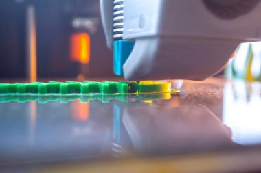 3D yazıcıda yazdırma işlemi. Erimiş plastiğin yakın çekiminden 3 boyutlu yazıcı nesnesi. 3D yazıcıda yaratıcı bir model oluşturuldu. Üç boyutlu baskının yeni modern teknolojileri. Katkı teknolojisi