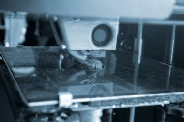 3D yazıcıda yazdırma işlemi. Erimiş plastiğin yakın çekiminden 3 boyutlu yazıcı nesnesi. 3D yazıcıda yaratıcı bir model oluşturuldu. Üç boyutlu baskının yeni modern teknolojileri. Katkı teknolojisi