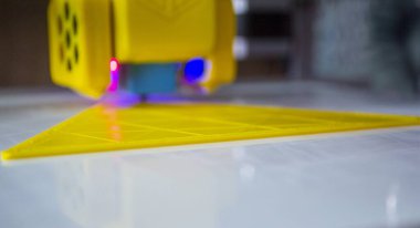 3D yazıcıda yazdırma işlemi. Erimiş plastiğin yakın çekiminden 3 boyutlu yazıcı nesnesi. 3D yazıcıda yaratıcı bir model oluşturuldu. Üç boyutlu baskının yeni modern teknolojileri. Katkı teknolojisi