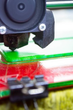 3D yazıcıda yazdırma işlemi. Erimiş plastiğin yakın çekiminden 3 boyutlu yazıcı nesnesi. 3D yazıcıda yaratıcı bir model oluşturuldu. Üç boyutlu baskının yeni modern teknolojileri. Katkı teknolojisi