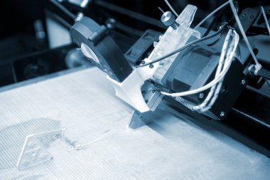 3D yazıcıda yazdırma işlemi. Erimiş plastiğin yakın çekiminden 3 boyutlu yazıcı nesnesi. 3D yazıcıda yaratıcı bir model oluşturuldu. Üç boyutlu baskının yeni modern teknolojileri. Katkı teknolojisi