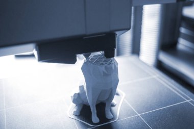 3D yazıcıda yazdırma işlemi. Erimiş plastiğin yakın çekiminden 3 boyutlu yazıcı nesnesi. 3D yazıcıda yaratıcı bir model oluşturuldu. Üç boyutlu baskının yeni modern teknolojileri. Katkı teknolojisi