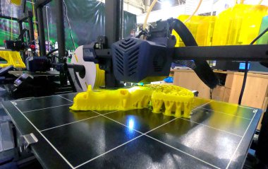 3D yazıcıda yazdırma işlemi. Erimiş plastiğin yakın çekiminden 3 boyutlu yazıcı nesnesi. 3D yazıcıda yaratıcı bir model oluşturuldu. Üç boyutlu baskının yeni modern teknolojileri. Katkı teknolojisi