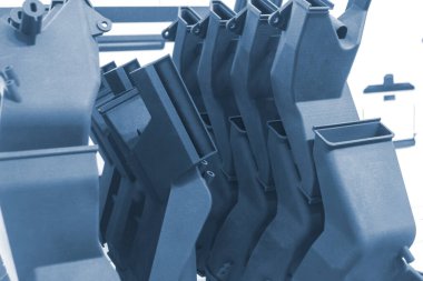 Siyah poliyamid tozundan 3D yazıcıya basılmış çok parçalı kompleks bir model. Plastik tozdan 3D yazıcıda oluşturulan detaylı prototip. 3D yazdırma tozu teknolojisi. Çoklu Jet Füzyon MJF teknolojisi