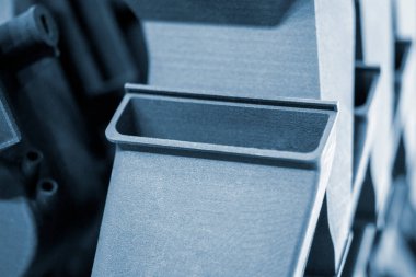 Siyah poliyamid tozundan 3D yazıcıya basılmış çok parçalı kompleks bir model. Plastik kapaktan 3D yazıcıda oluşturulan detaylı prototip. 3D baskı teknolojisi. Çoklu Jet Füzyon MJF teknolojisi