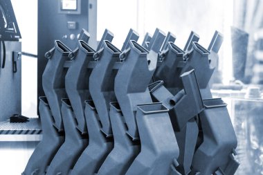 Siyah poliyamid tozundan 3D yazıcıya basılmış çok parçalı kompleks bir model. Plastik tozdan 3D yazıcıda oluşturulan detaylı prototip. 3D yazdırma tozu teknolojisi. Çoklu Jet Füzyon MJF teknolojisi