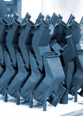 Siyah poliyamid tozundan 3D yazıcıya basılmış çok parçalı kompleks bir model. Plastik tozdan 3D yazıcıda oluşturulan detaylı prototip. 3D yazdırma tozu teknolojisi. Çoklu Jet Füzyon MJF teknolojisi