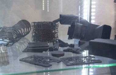 Siyah poliyamid tozundan 3D yazıcıya basılmış çok parçalı kompleks modeller. Plastik tozdan 3D yazıcıda oluşturulan detaylı prototip. 3D yazdırma tozu teknolojisi Çok Jet Füzyon MJF teknolojisi