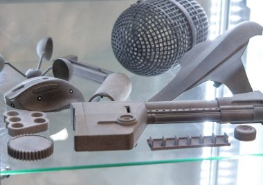 Gri poliyamid tozundan 3D yazıcıya basılmış çok parçalı kompleks modeller. Plastik tozdan 3D yazıcıda oluşturulan detaylı prototip. 3D yazdırma tozu teknolojisi Çok Jet Füzyon MJF teknolojisi