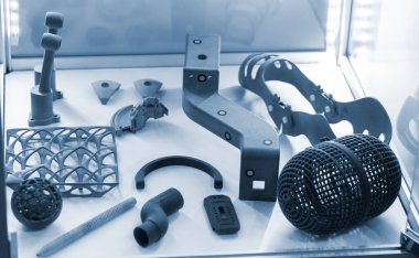 Gri poliyamid tozundan 3D yazıcıya basılmış çok parçalı kompleks modeller. Plastik tozdan 3D yazıcıda oluşturulan detaylı prototip. 3D yazdırma tozu teknolojisi. Çoklu Jet Füzyon MJF teknolojisi