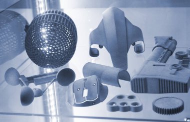 Gri poliyamid tozunun 3D yazıcısında yakın plan modeller basıldı. Plastik tozdan 3D yazıcıda oluşturulan detaylı prototip. 3D yazıcı tozu teknolojisi, MJF MJF Met Füzyon teknolojisi.