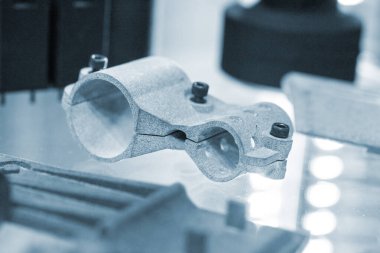 Gri poliyamid tozunun 3D yazıcısına yakın plan basılmış. Plastik tozdan 3D yazıcıda oluşturulan detaylı prototip. 3D yazıcı tozu teknolojisi, MJF MJF Met Füzyon teknolojisi.