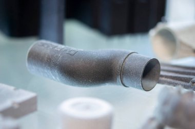 Gri poliyamid tozunun 3D yazıcısına yakın plan basılmış. Plastik tozdan 3D yazıcıda oluşturulan detaylı prototip. 3D yazıcı tozu teknolojisi, MJF MJF Met Füzyon teknolojisi.