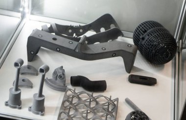 Gri poliyamid tozunun 3D yazıcısında yakın plan modeller basıldı. Plastik tozdan 3D yazıcıda oluşturulan detaylı prototip. 3D yazıcı tozu teknolojisi, MJF MJF Met Füzyon teknolojisi.