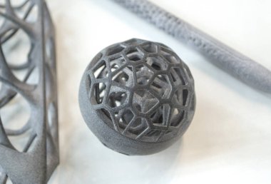 Gri poliyamid tozunun 3D yazıcısına yakın plan basılmış. Plastik tozdan 3D yazıcıda oluşturulan detaylı prototip. 3D yazıcı tozu teknolojisi, MJF MJF Met Füzyon teknolojisi.