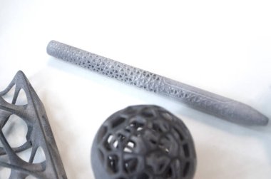 Gri poliyamid tozunun 3D yazıcısına yakın plan basılmış. Plastik tozdan 3D yazıcıda oluşturulan detaylı prototip. 3D yazıcı tozu teknolojisi, MJF MJF Met Füzyon teknolojisi.