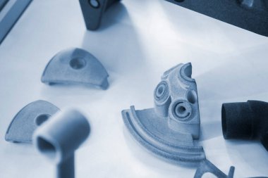 Gri poliyamid tozunun 3D yazıcısına yakın plan basılmış. Plastik tozdan 3D yazıcıda oluşturulan detaylı prototip. 3D yazıcı tozu teknolojisi, MJF MJF Met Füzyon teknolojisi.