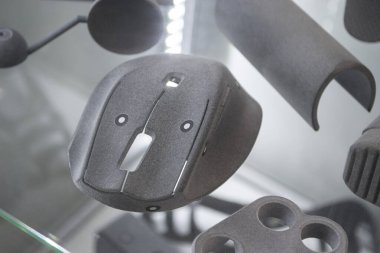 Gri poliyamid tozunun 3D yazıcısına yakın plan basılmış. Plastik tozdan 3D yazıcıda oluşturulan detaylı prototip. 3D yazıcı tozu teknolojisi, MJF MJF Met Füzyon teknolojisi.