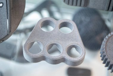 Gri poliyamid tozunun 3D yazıcısına yakın plan basılmış. Plastik tozdan 3D yazıcıda oluşturulan detaylı prototip. 3D yazıcı tozu teknolojisi, MJF MJF Met Füzyon teknolojisi.