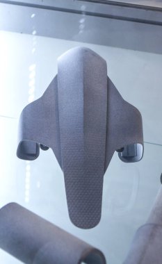 Gri poliyamid tozunun 3D yazıcısına yakın plan basılmış. Plastik tozdan 3D yazıcıda oluşturulan detaylı prototip. 3D yazıcı tozu teknolojisi, MJF MJF Met Füzyon teknolojisi.